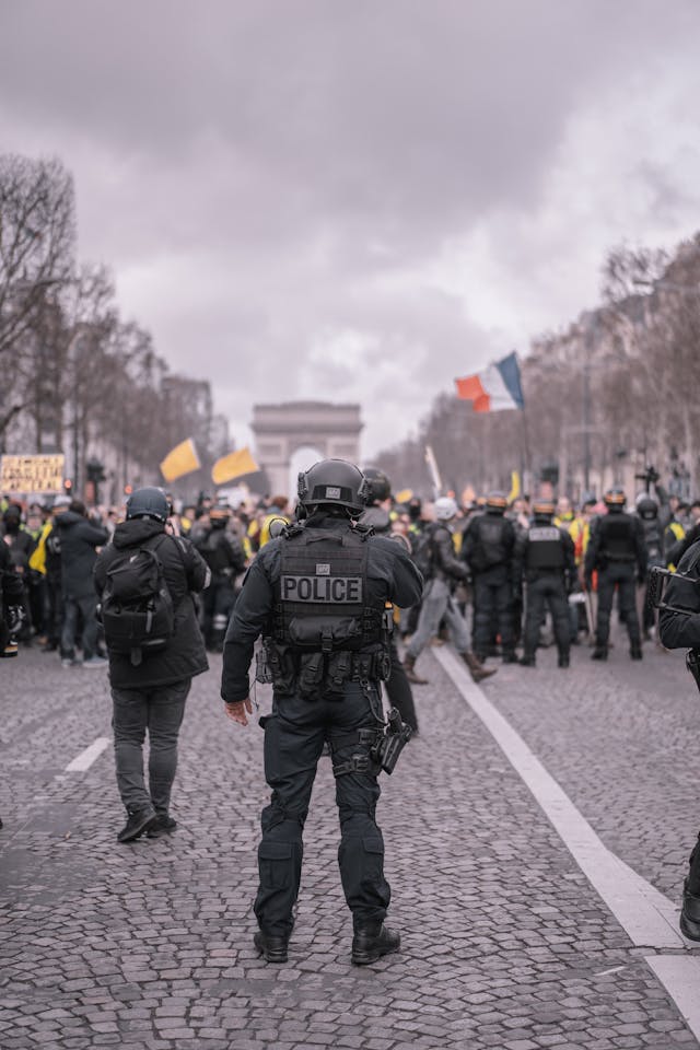 Forces de l'ordre françaises sur les Champs-Élysées — SD-Équipements partenaire des forces régaliennes
